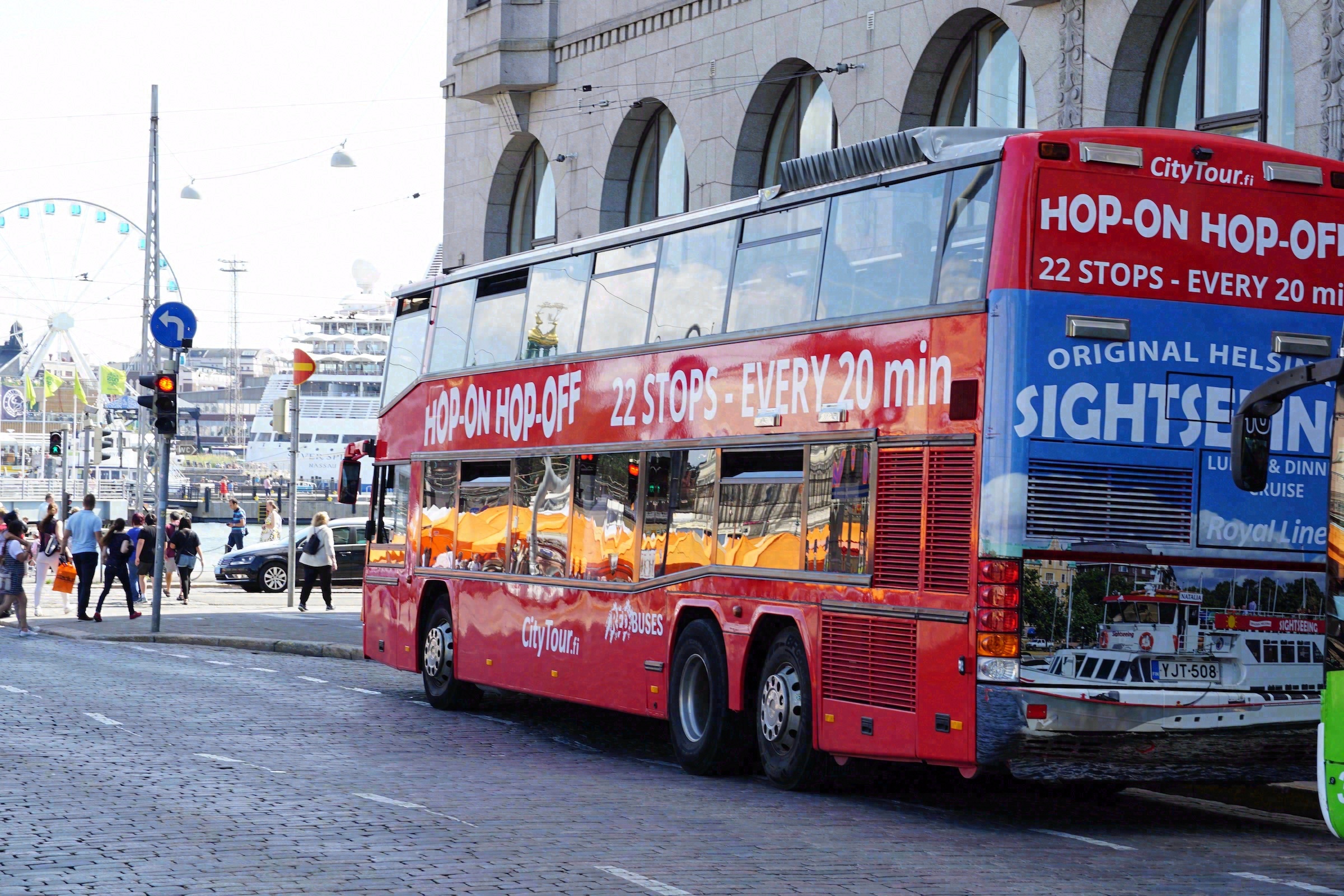 Roter Hop-on-Hop-off-Bus am Hafen von Helsinki