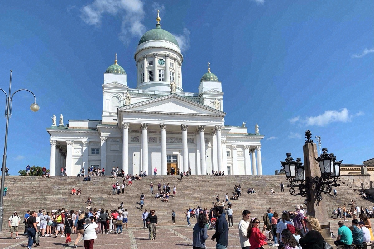 Hafenpanorama von Helsinki mit Dom und Riesenrad