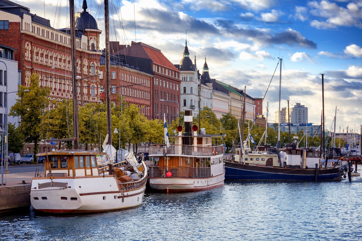 Hafenpromenade von Helsinki mit historischen Holzbooten vor der Katajanokka-Bebauung